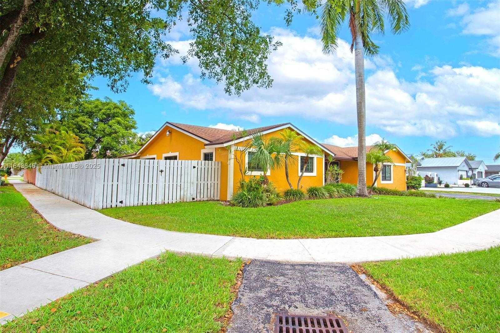 Small Image of 11040 SOUTH WEST 140TH AVE, Miami Number 2
