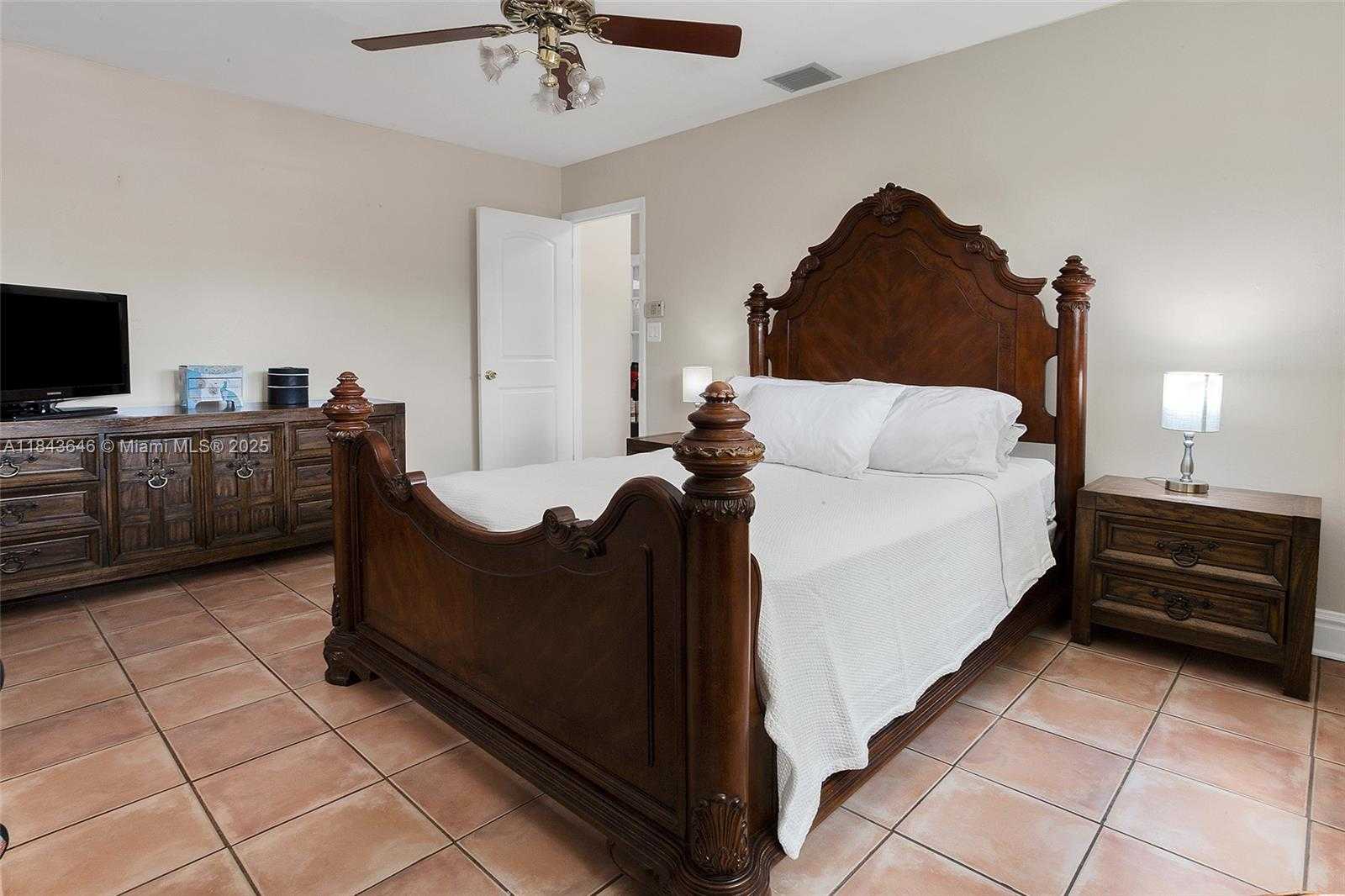 Small Image of 11040 SOUTH WEST 140TH AVE, Miami Number 31