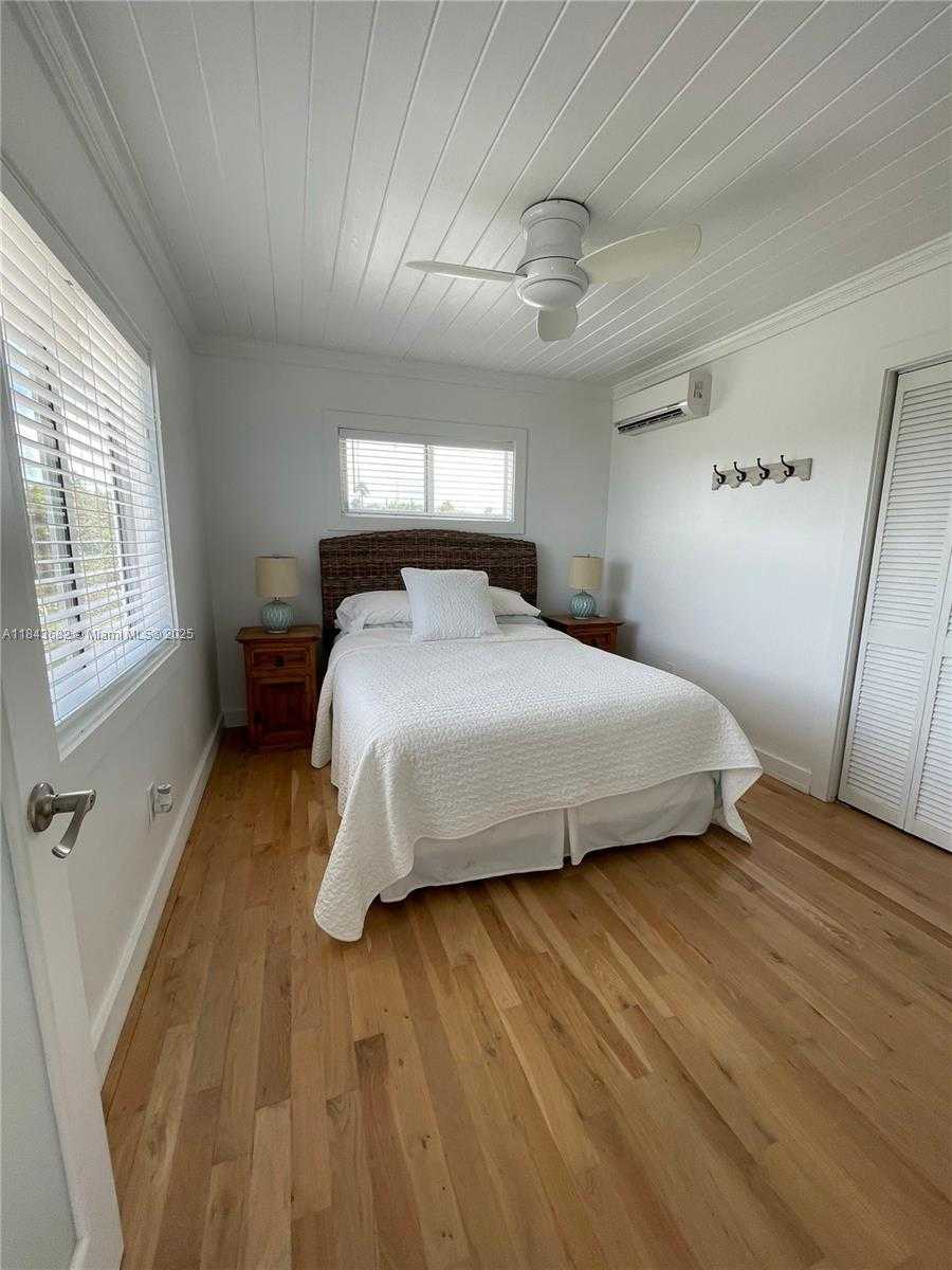 Small Image of 6892 GREAT HARBOUR DR, Out of City Number 16