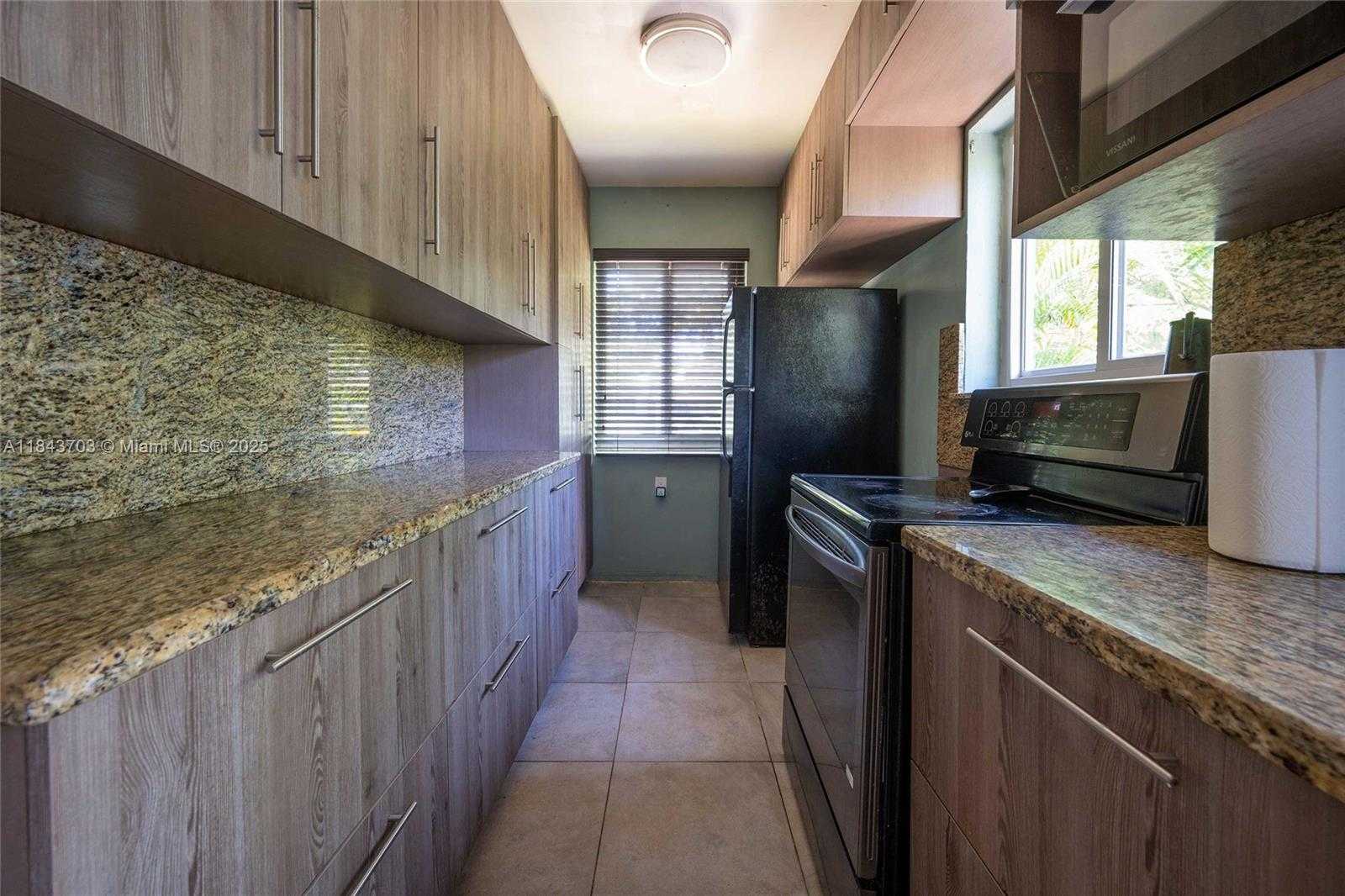 Small Image of 13325 NORTH EAST 10TH AVE, North Miami Number 11