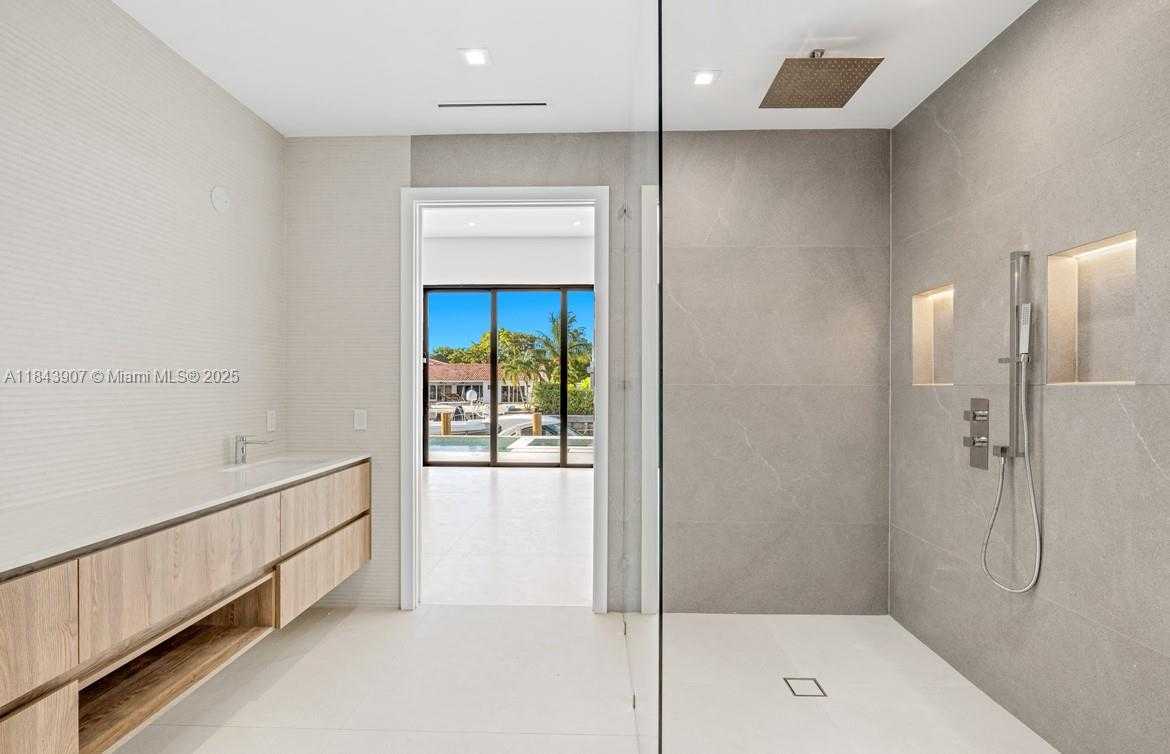 Small Image of 2050 SOUTH HIBISCUS DR, North Miami Number 10