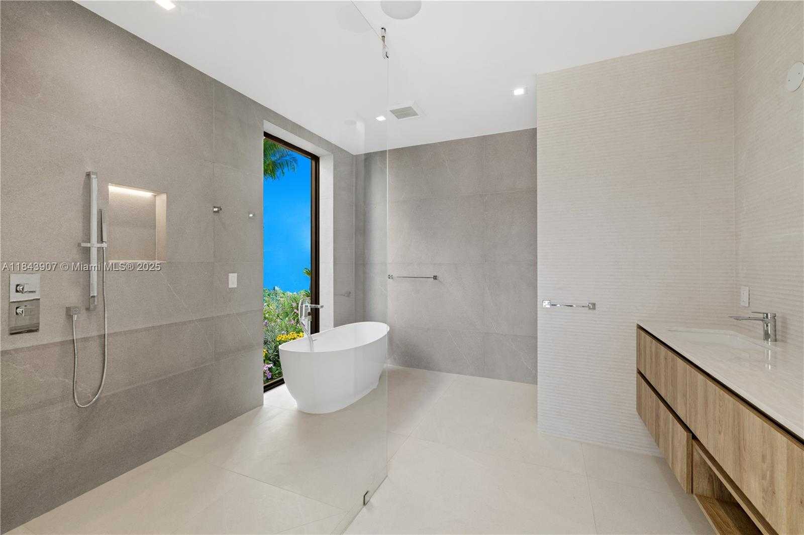 Small Image of 2050 SOUTH HIBISCUS DR, North Miami Number 12
