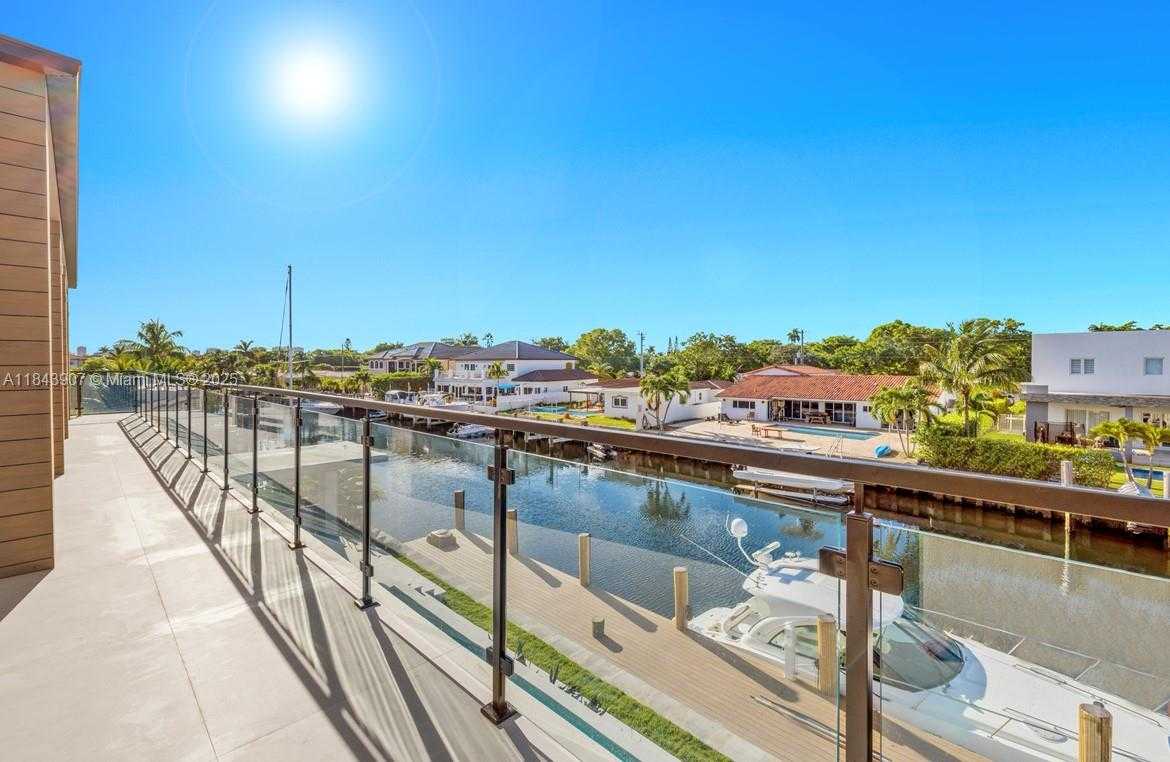 Small Image of 2050 SOUTH HIBISCUS DR, North Miami Number 15