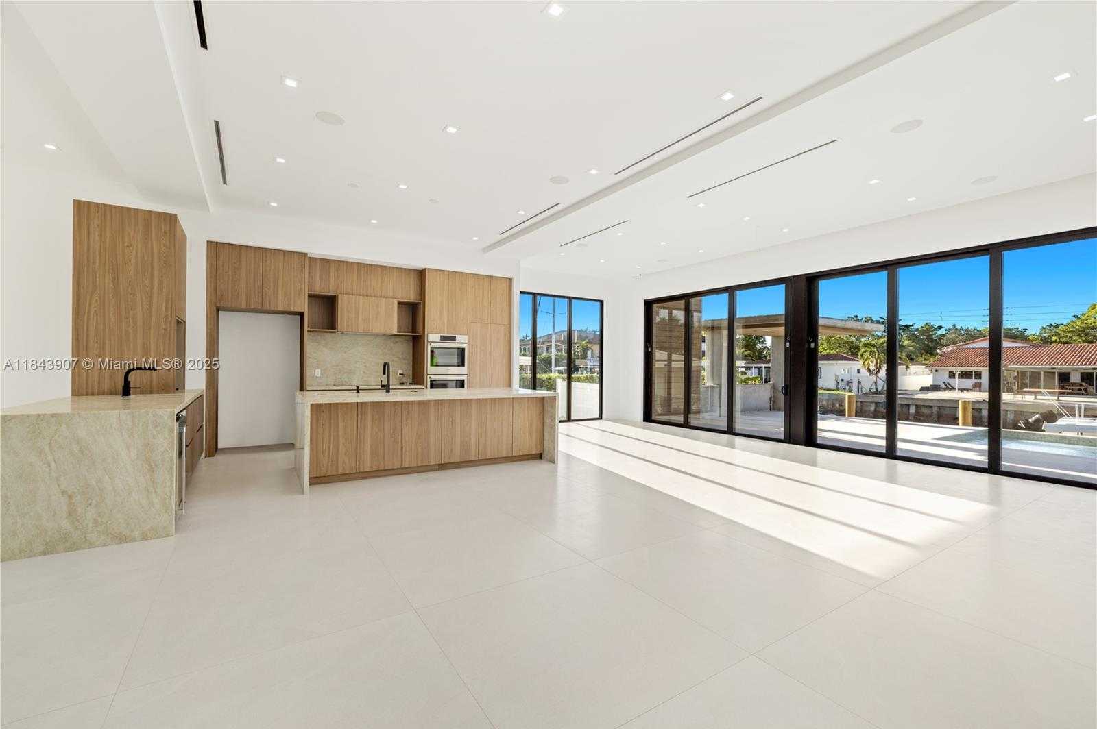 Small Image of 2050 SOUTH HIBISCUS DR, North Miami Number 4