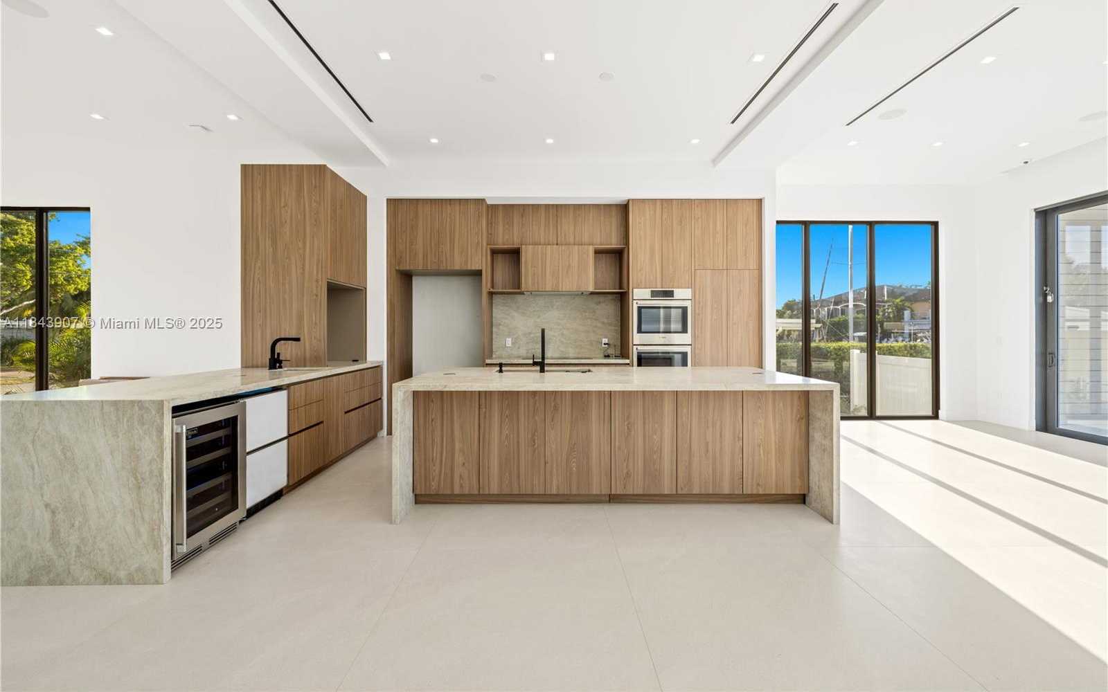 Small Image of 2050 SOUTH HIBISCUS DR, North Miami Number 5