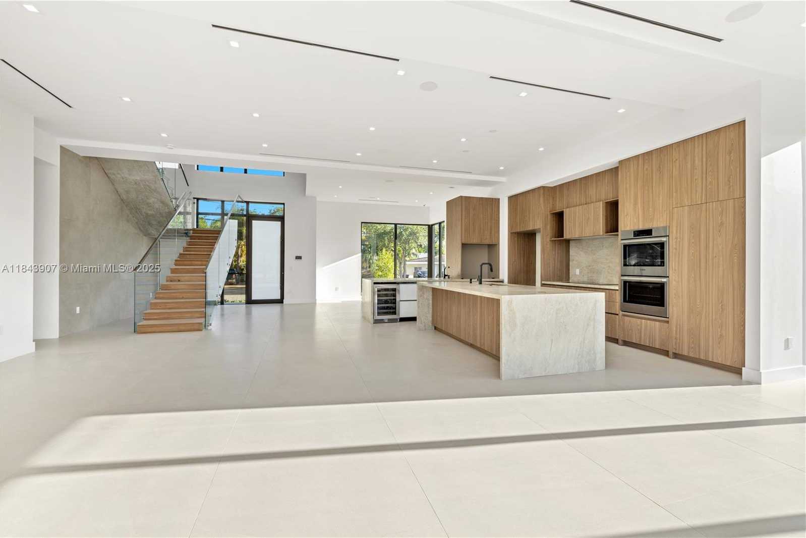 Small Image of 2050 SOUTH HIBISCUS DR, North Miami Number 7