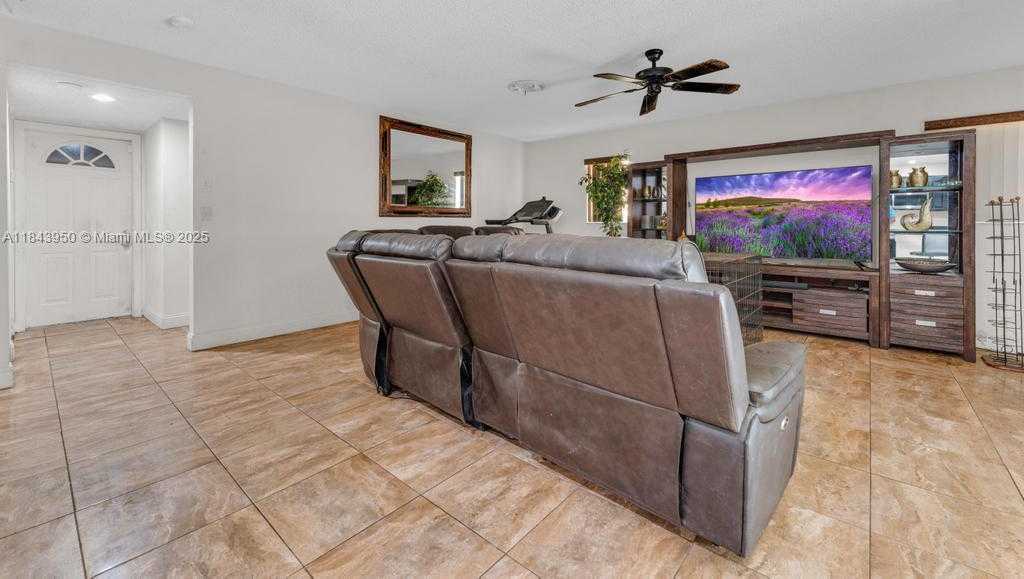 Small Image of 9500 ATLANTIC ST, Miramar Number 10