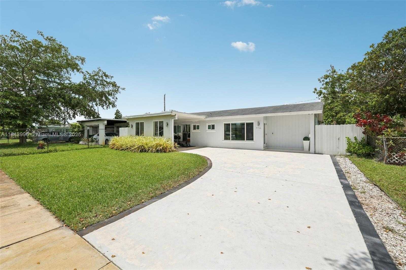 Small Image of 7711 NORTH WEST 38TH ST, Davie Number 4