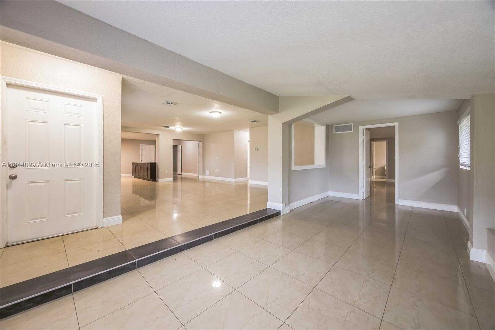 Small Image of 2041 ACAPULCO DR, Miramar Number 5