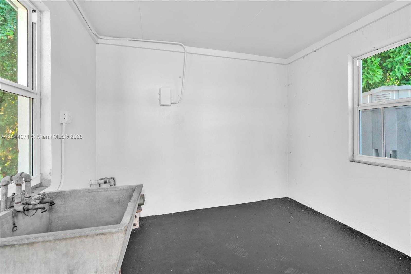 Small Image of 208 NORTH 56TH AVE, Hollywood Number 23