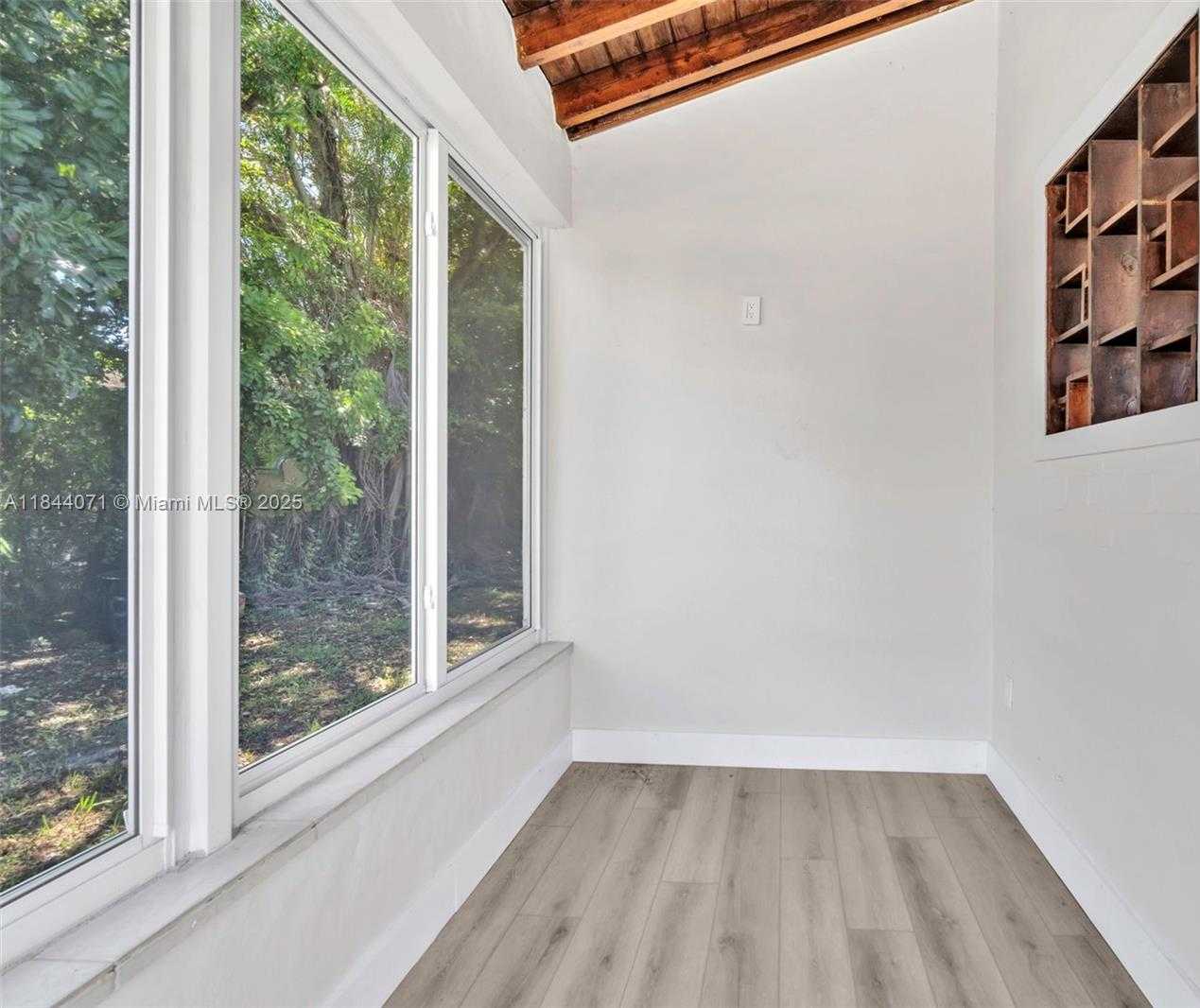Small Image of 208 NORTH 56TH AVE, Hollywood Number 5