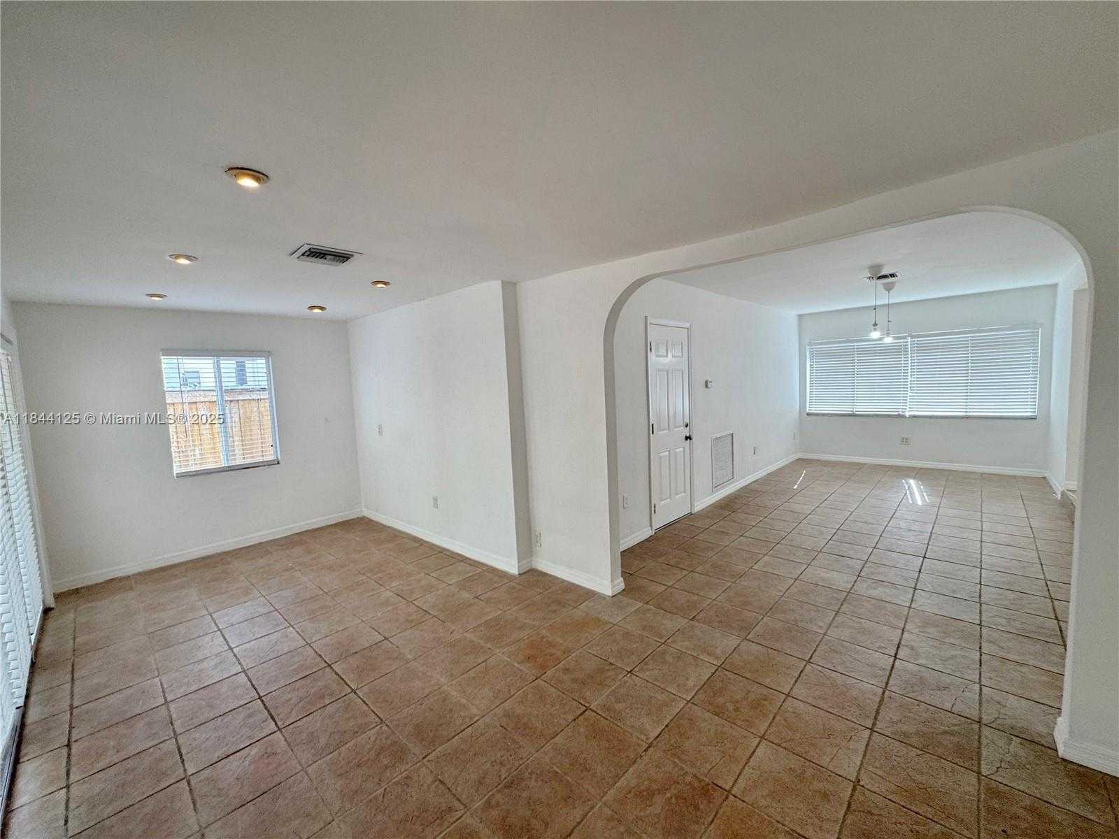 Small Image of 7536 CUTLASS AVE, North Bay Village Number 21
