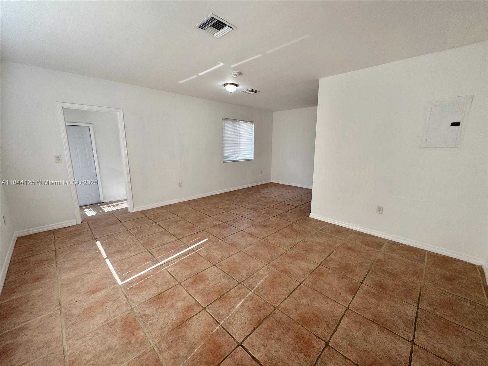 Small Image of 7536 CUTLASS AVE, North Bay Village Number 4