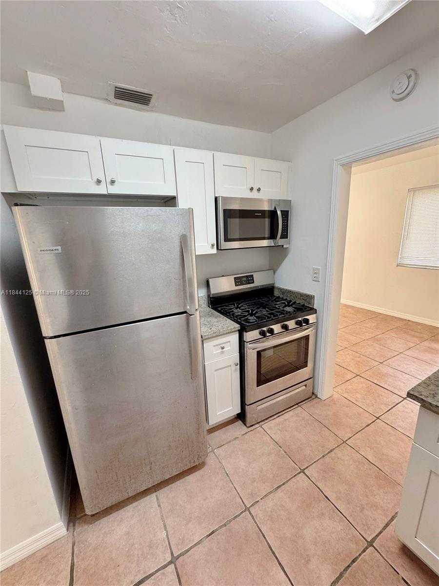 Small Image of 7536 CUTLASS AVE, North Bay Village Number 6