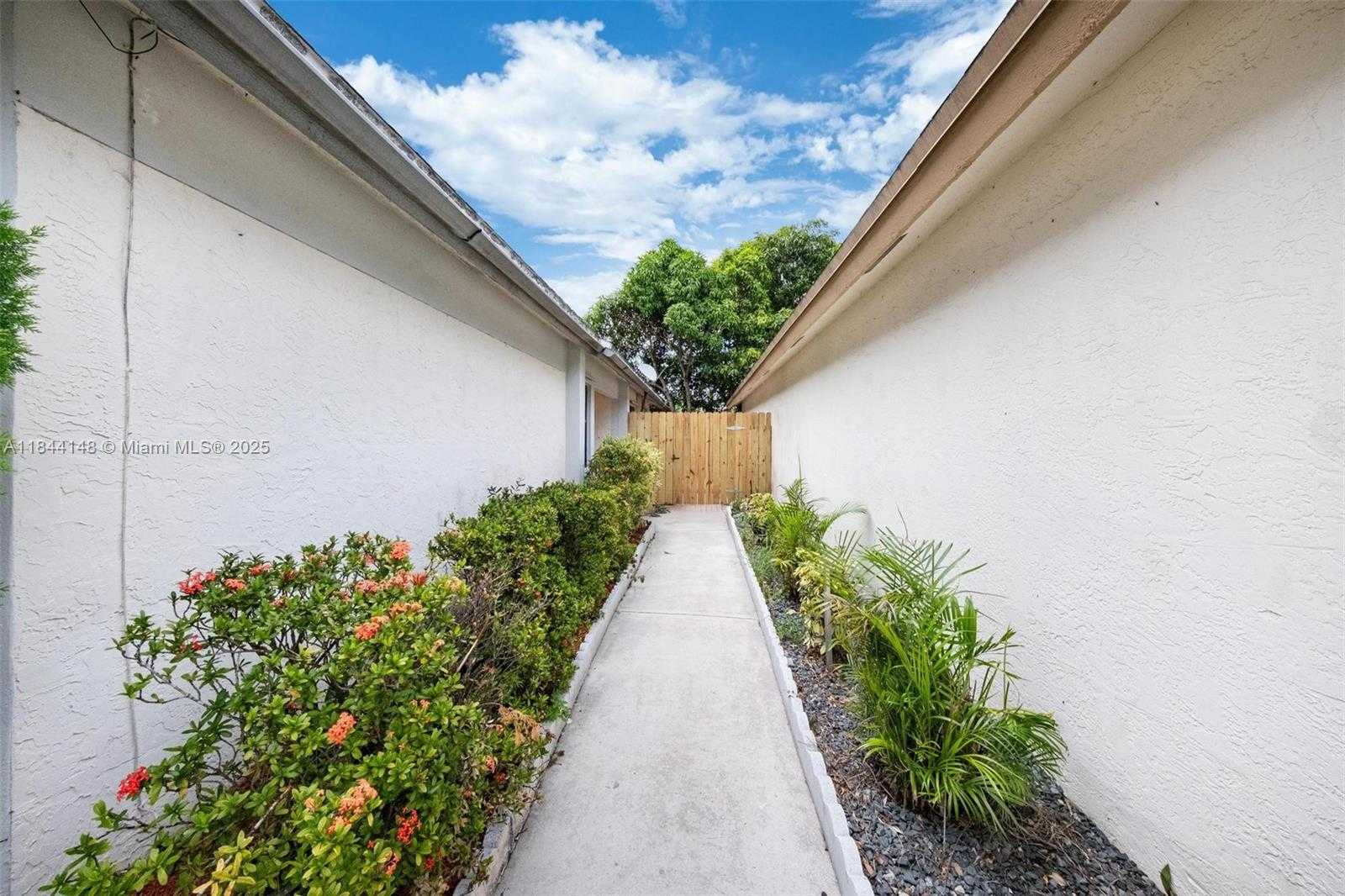 Small Image of 314 BISHOP RD, North Lauderdale Number 30