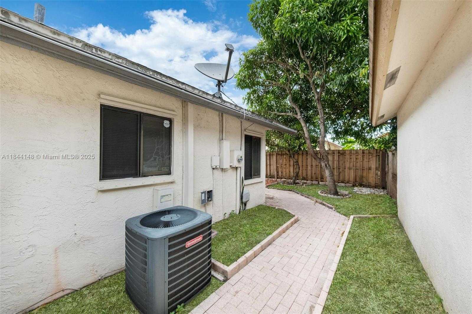 Small Image of 314 BISHOP RD, North Lauderdale Number 33