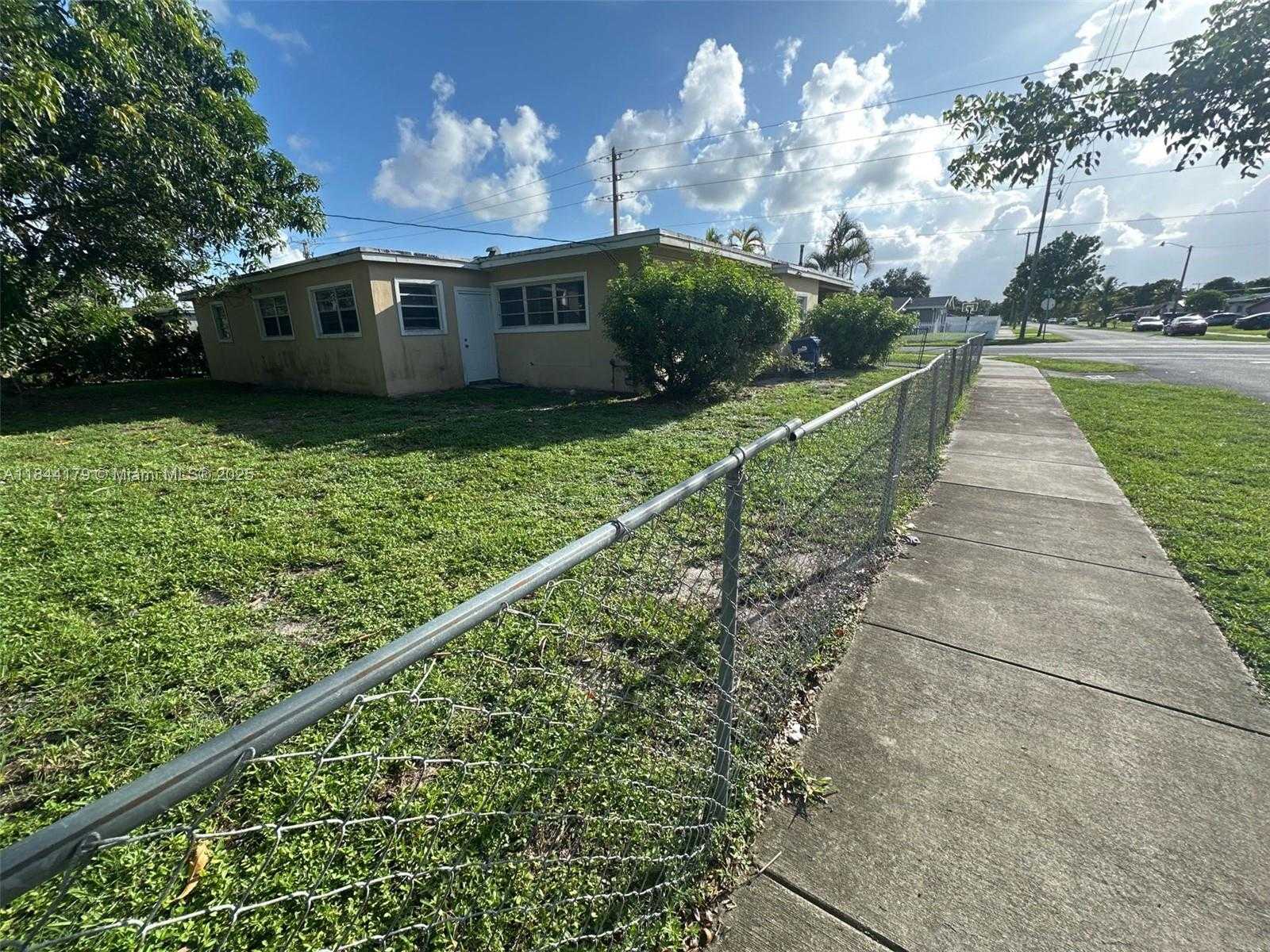 Small Image of 19001 NORTH WEST 19TH AVE, Miami Gardens Number 16