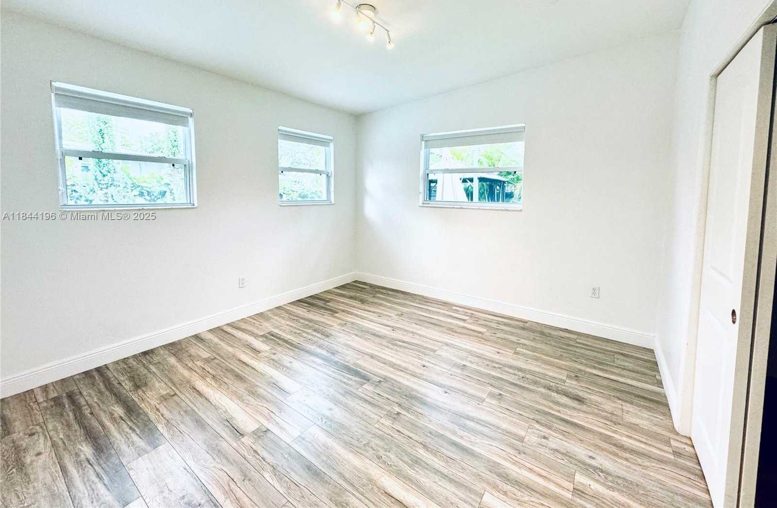 Small Image of 2075 SOUTH HIBISCUS DR, North Miami Number 10