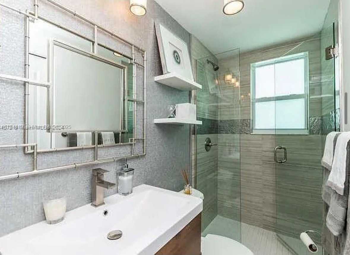 Small Image of 2075 SOUTH HIBISCUS DR, North Miami Number 19