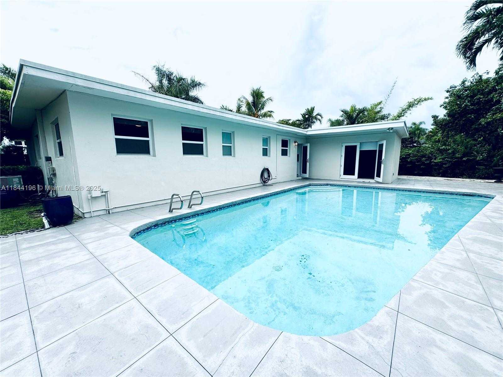 Small Image of 2075 SOUTH HIBISCUS DR, North Miami Number 2
