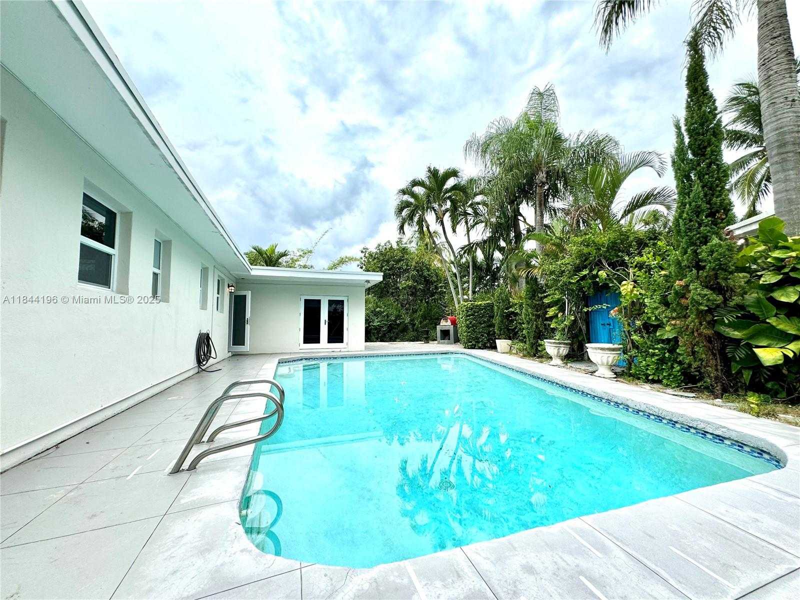 Small Image of 2075 SOUTH HIBISCUS DR, North Miami Number 25