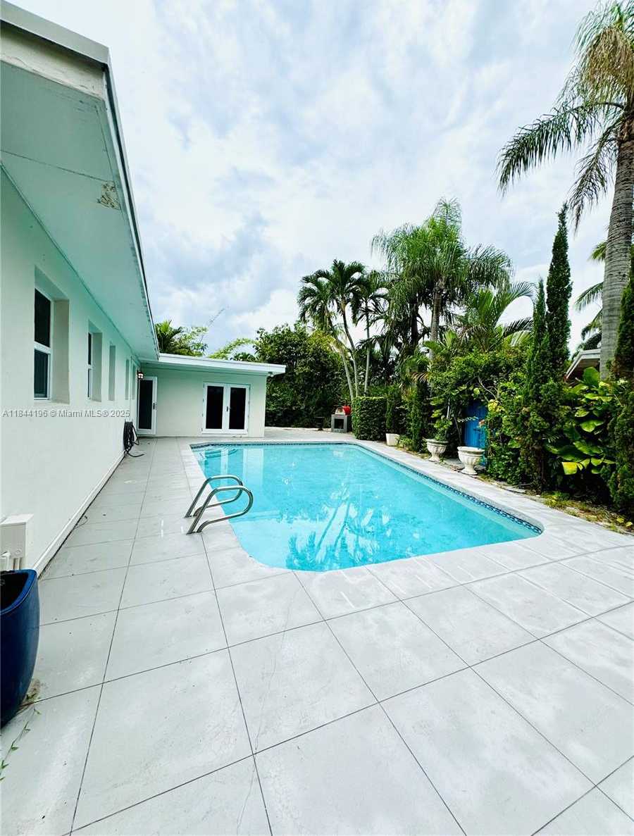 Small Image of 2075 SOUTH HIBISCUS DR, North Miami Number 28