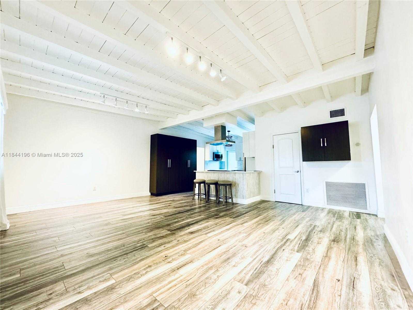 Small Image of 2075 SOUTH HIBISCUS DR, North Miami Number 3