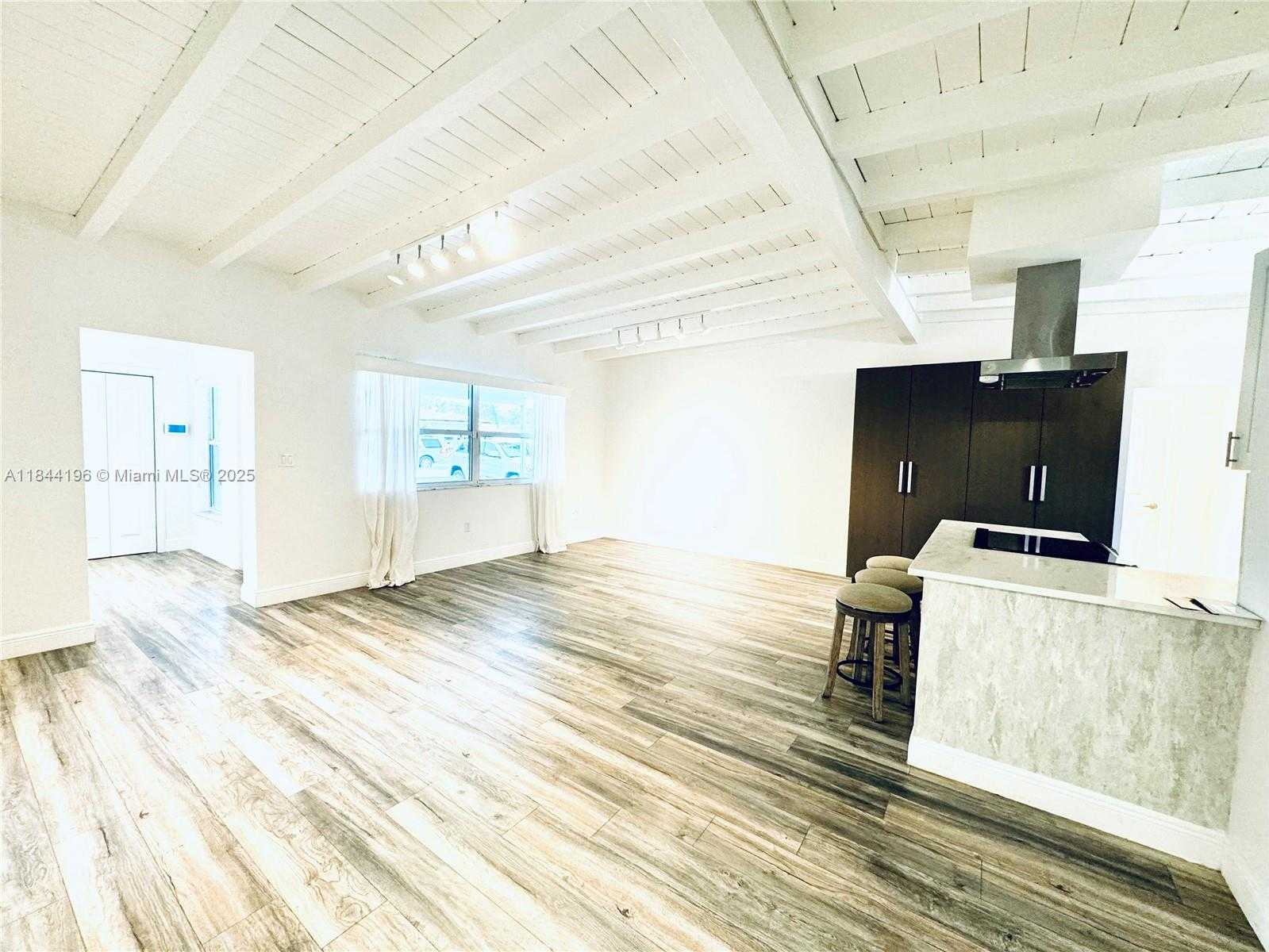 Small Image of 2075 SOUTH HIBISCUS DR, North Miami Number 4