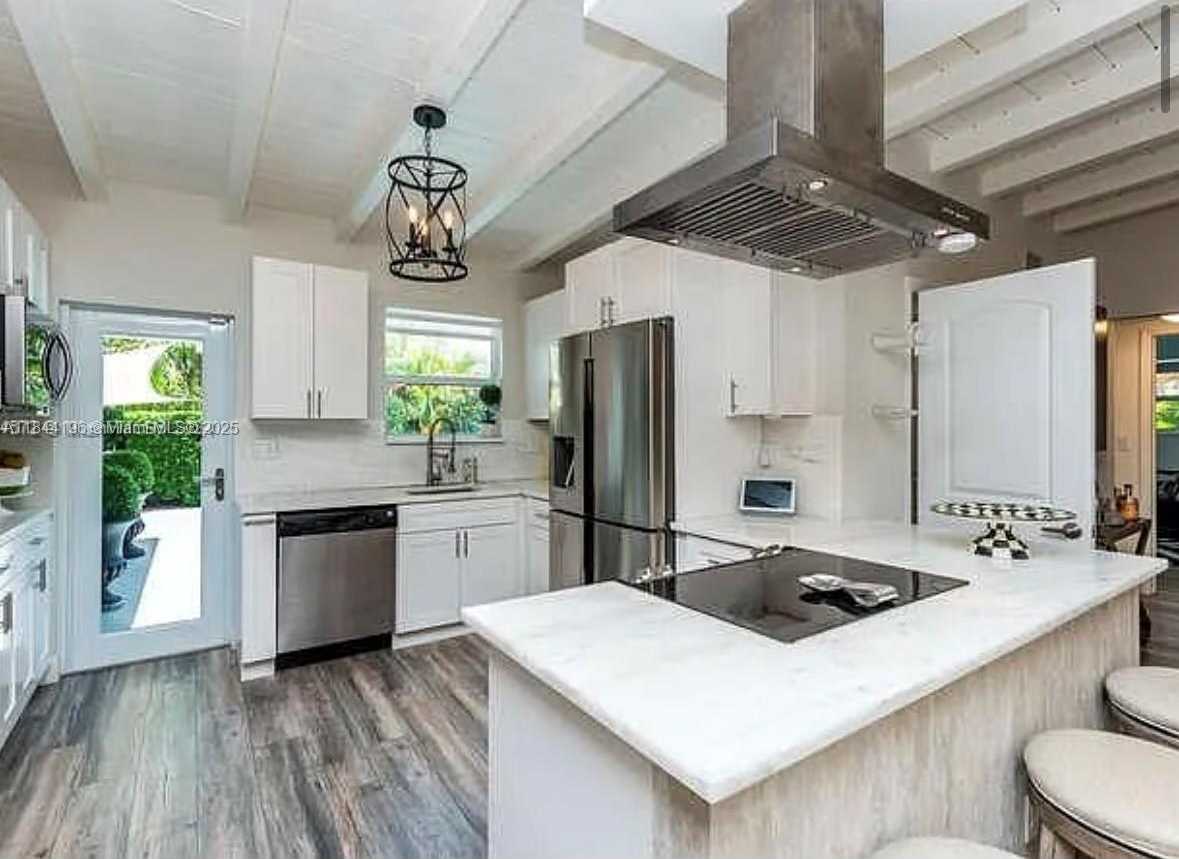 Small Image of 2075 SOUTH HIBISCUS DR, North Miami Number 5