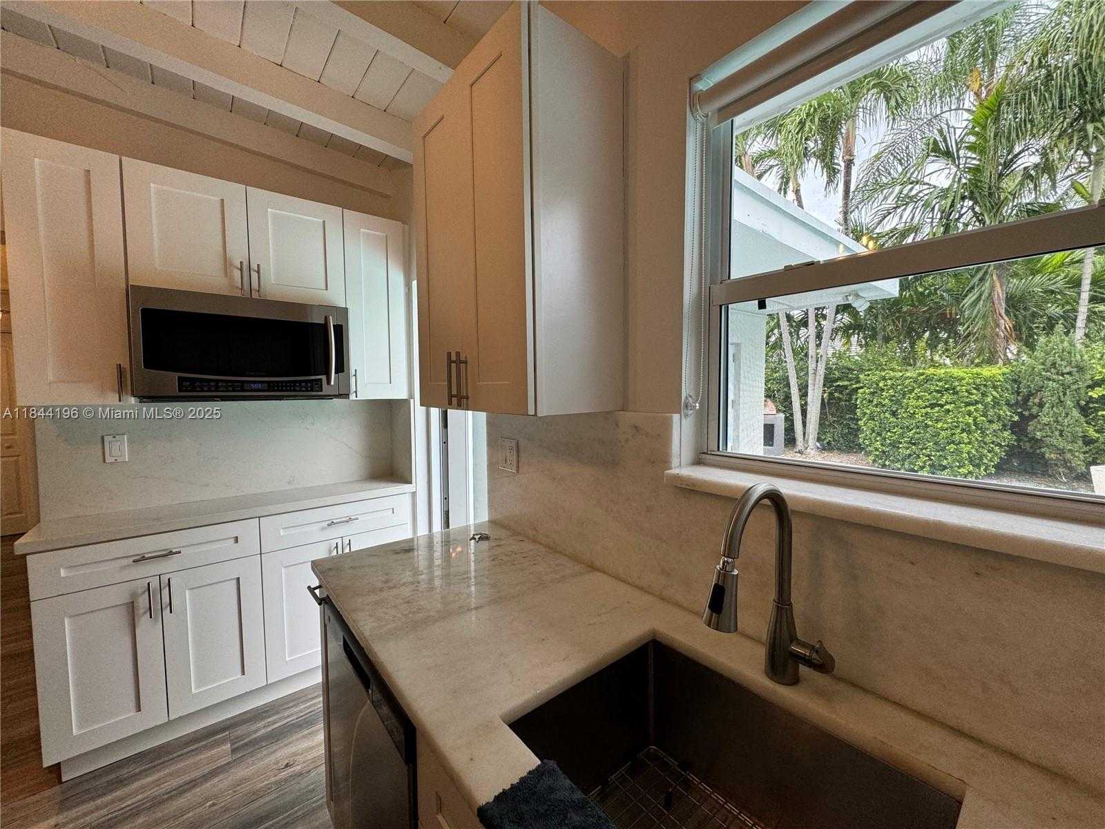Small Image of 2075 SOUTH HIBISCUS DR, North Miami Number 8