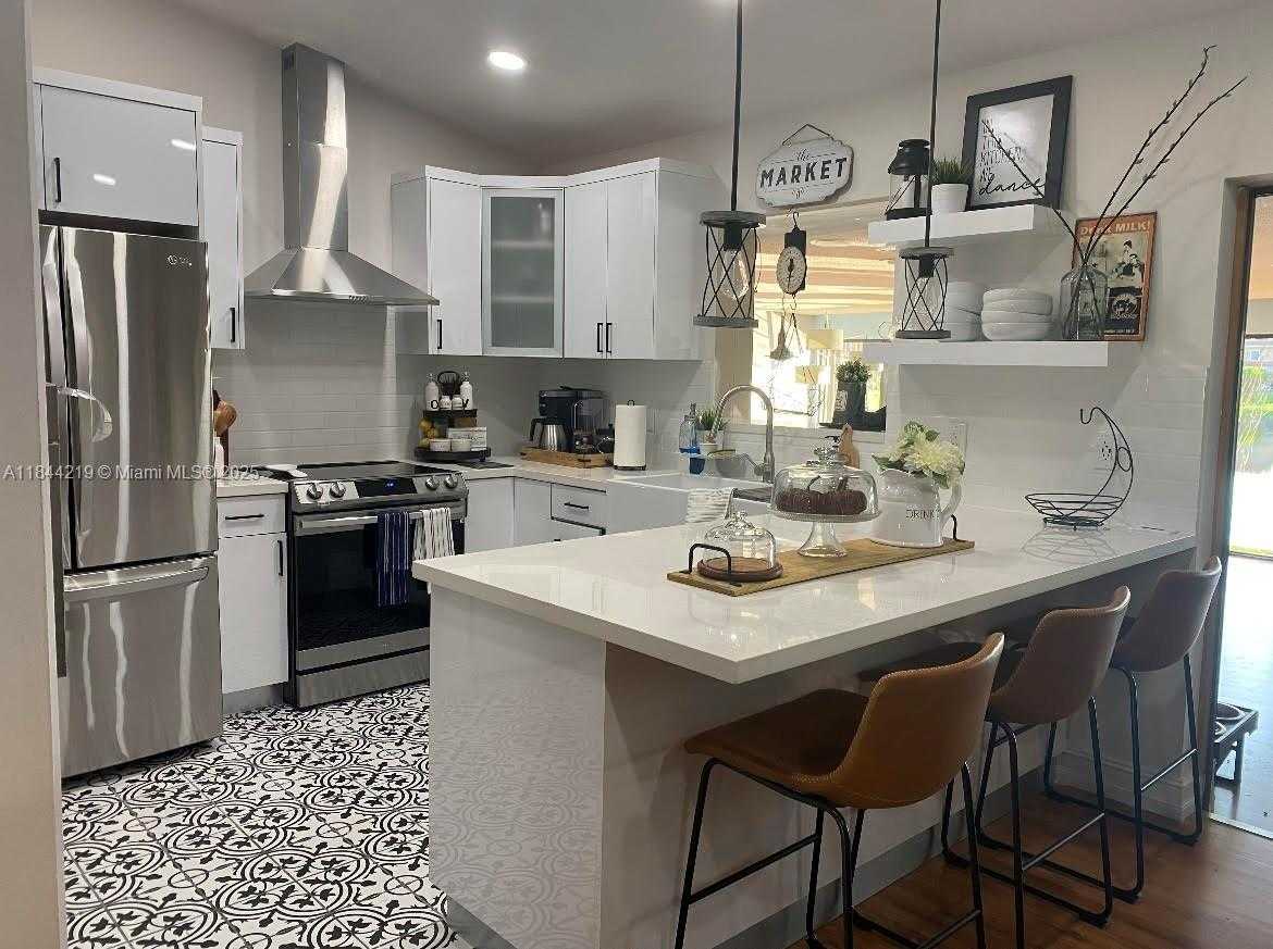 Small Image of 8453 NORTH WEST 189 STREET RD, Hialeah Number 14