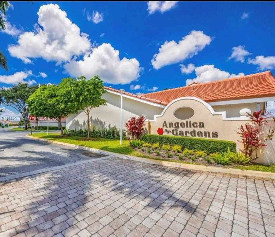Small Image of 8453 NORTH WEST 189 STREET RD, Hialeah Number 4