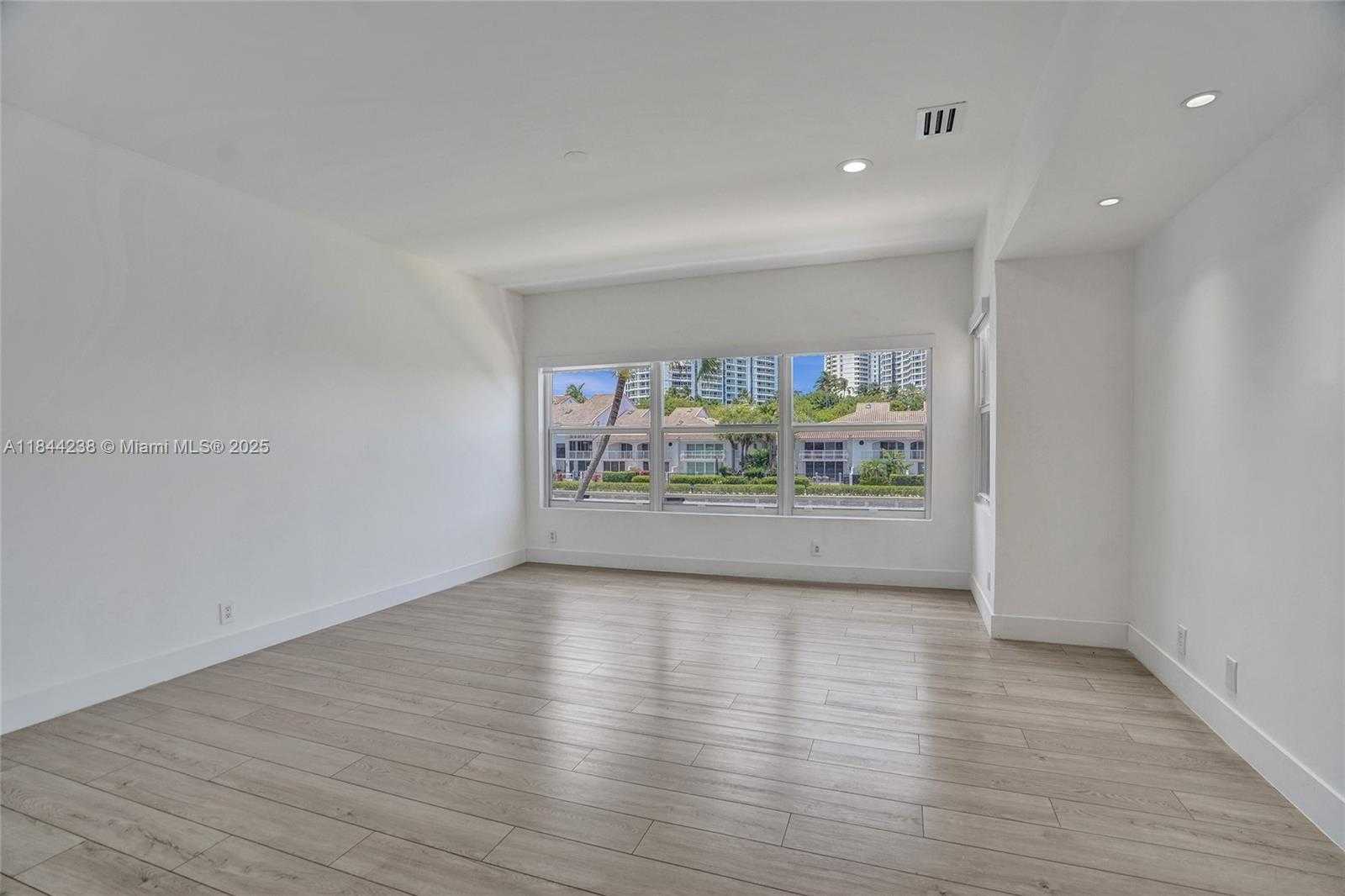 Small Image of 3757 NORTH EAST 208TH TE, Aventura Number 26