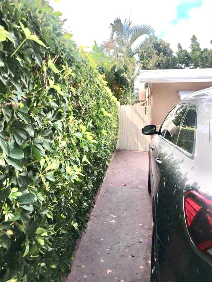 Small Image of 6771 FREEDOM ST, Hollywood Number 3