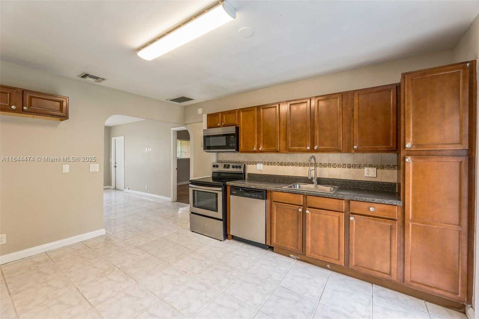 Small Image of 412 SOUTH WEST 4TH TER, Hallandale Beach Number 2