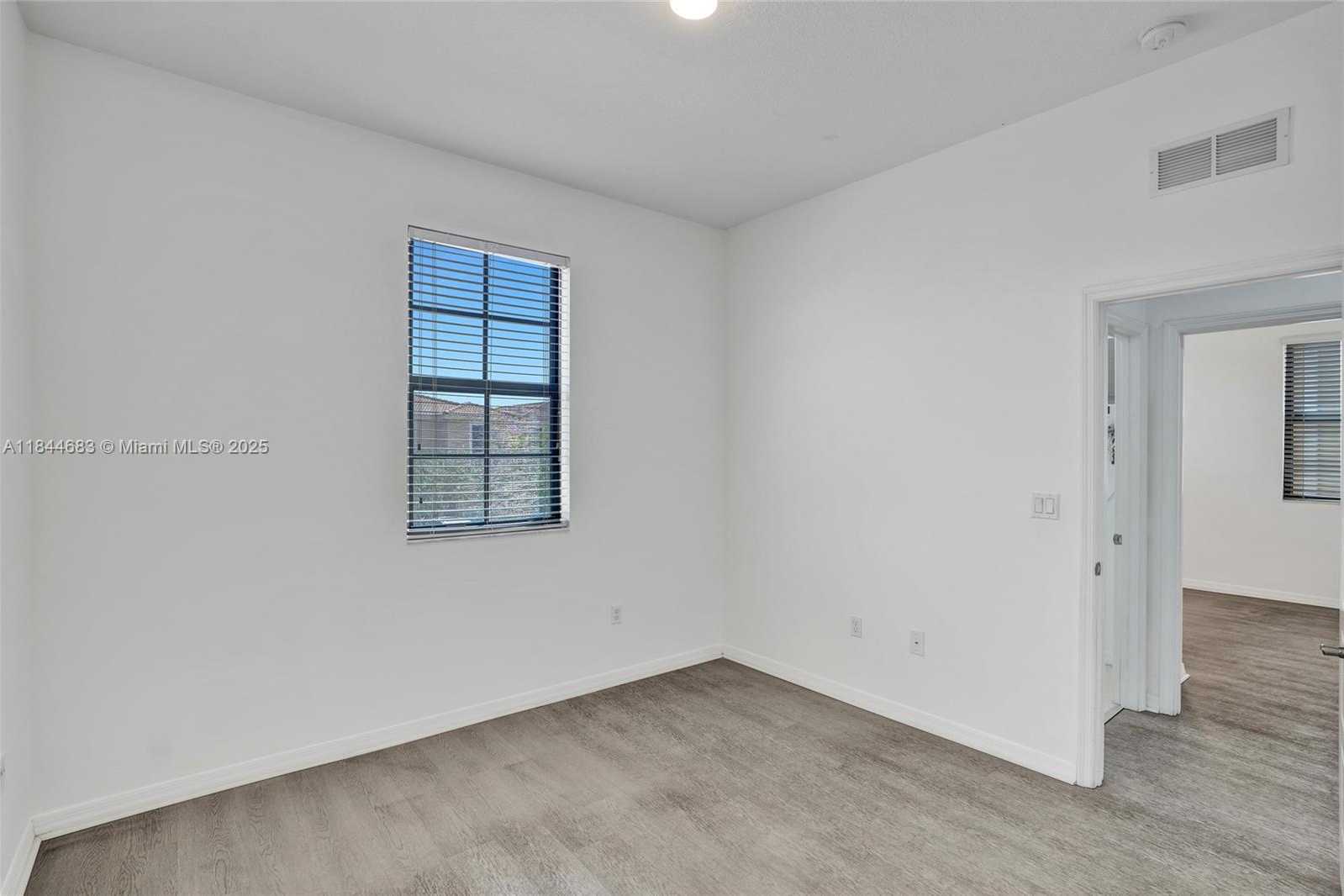 Small Image of 643 NORTH EAST 191ST TER, Miami Number 32