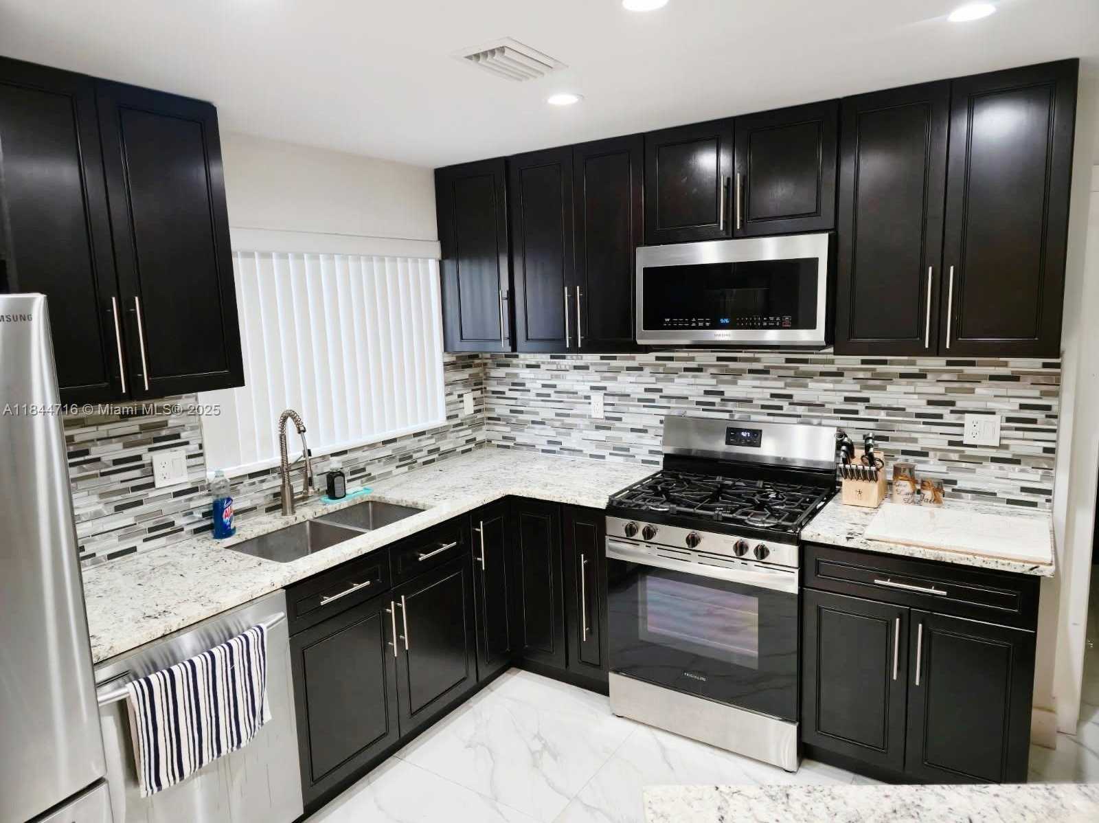 Small Image of 3331 NORTH 66TH AVE, Hollywood Number 2