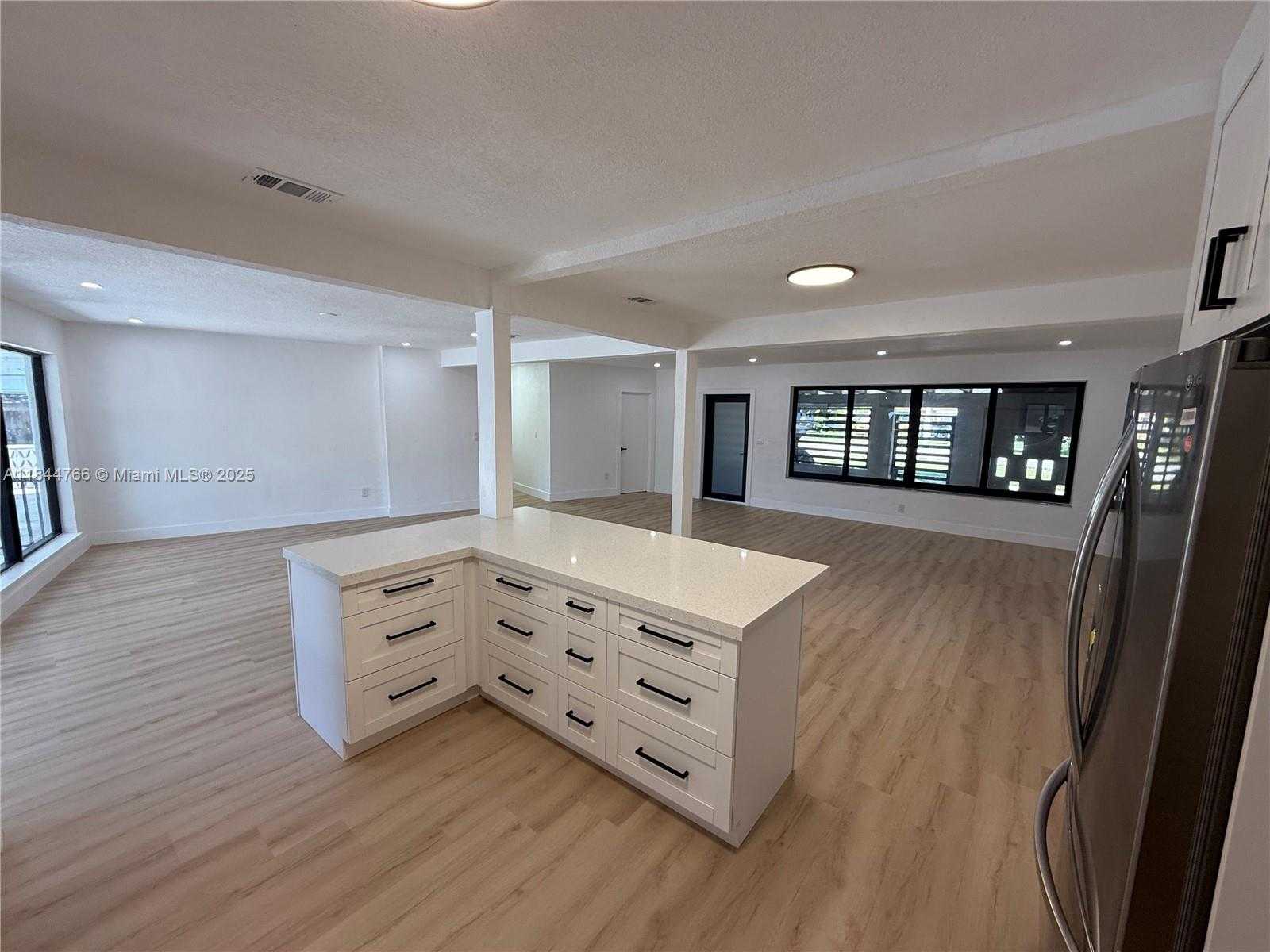 Small Image of 12905 NORTH MIAMI AVE, North Miami Number 11
