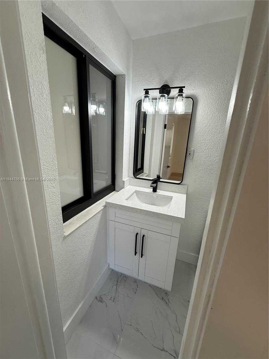 Small Image of 12905 NORTH MIAMI AVE, North Miami Number 20