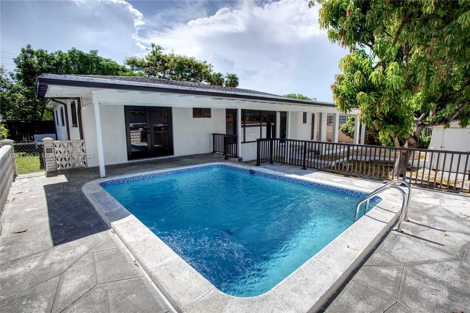 Small Image of 12905 NORTH MIAMI AVE, North Miami Number 24