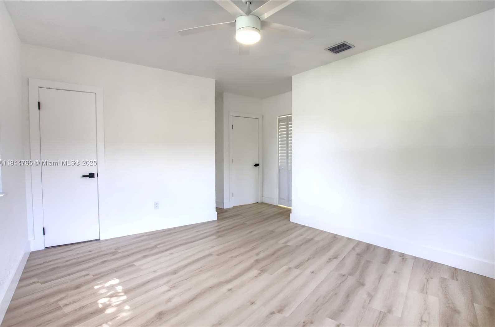Small Image of 12905 NORTH MIAMI AVE, North Miami Number 25