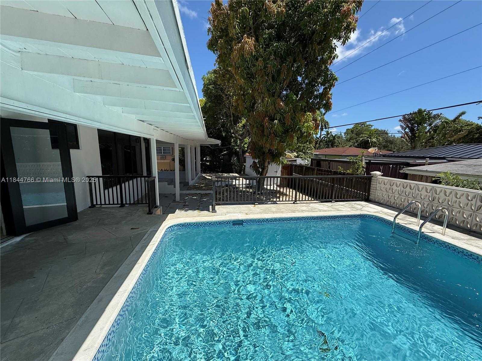 Small Image of 12905 NORTH MIAMI AVE, North Miami Number 29