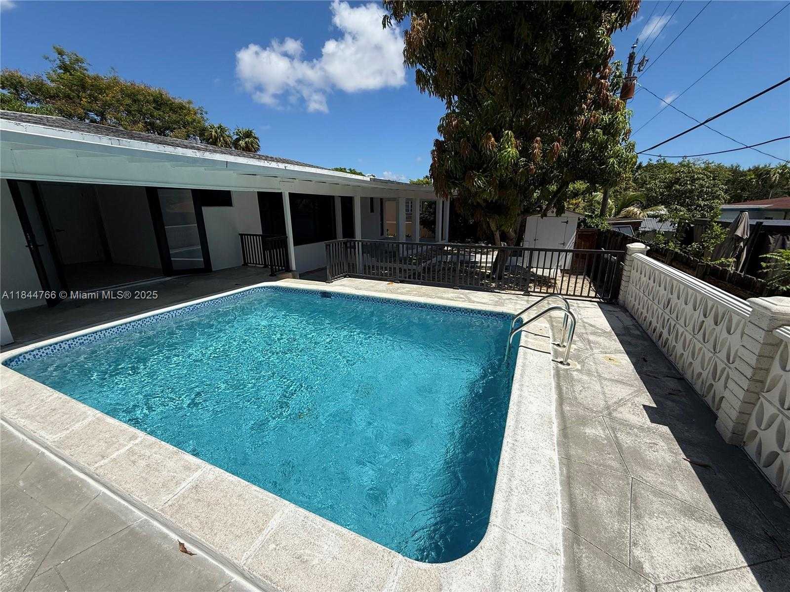 Small Image of 12905 NORTH MIAMI AVE, North Miami Number 30