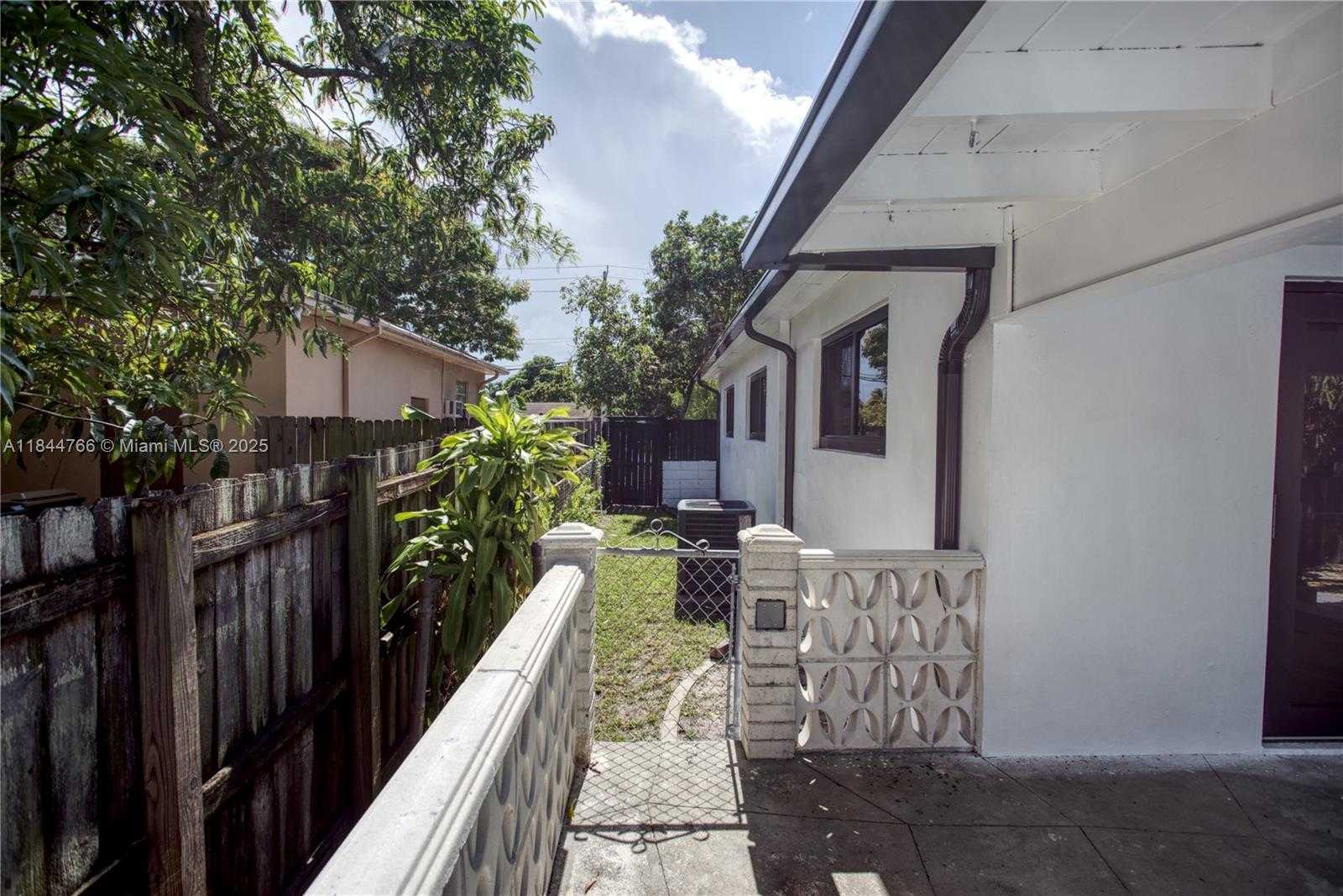 Small Image of 12905 NORTH MIAMI AVE, North Miami Number 39