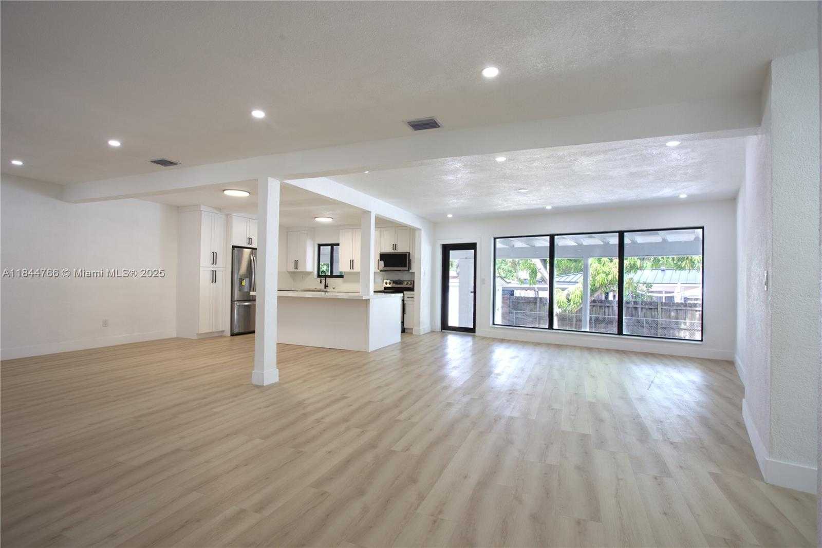Small Image of 12905 NORTH MIAMI AVE, North Miami Number 4