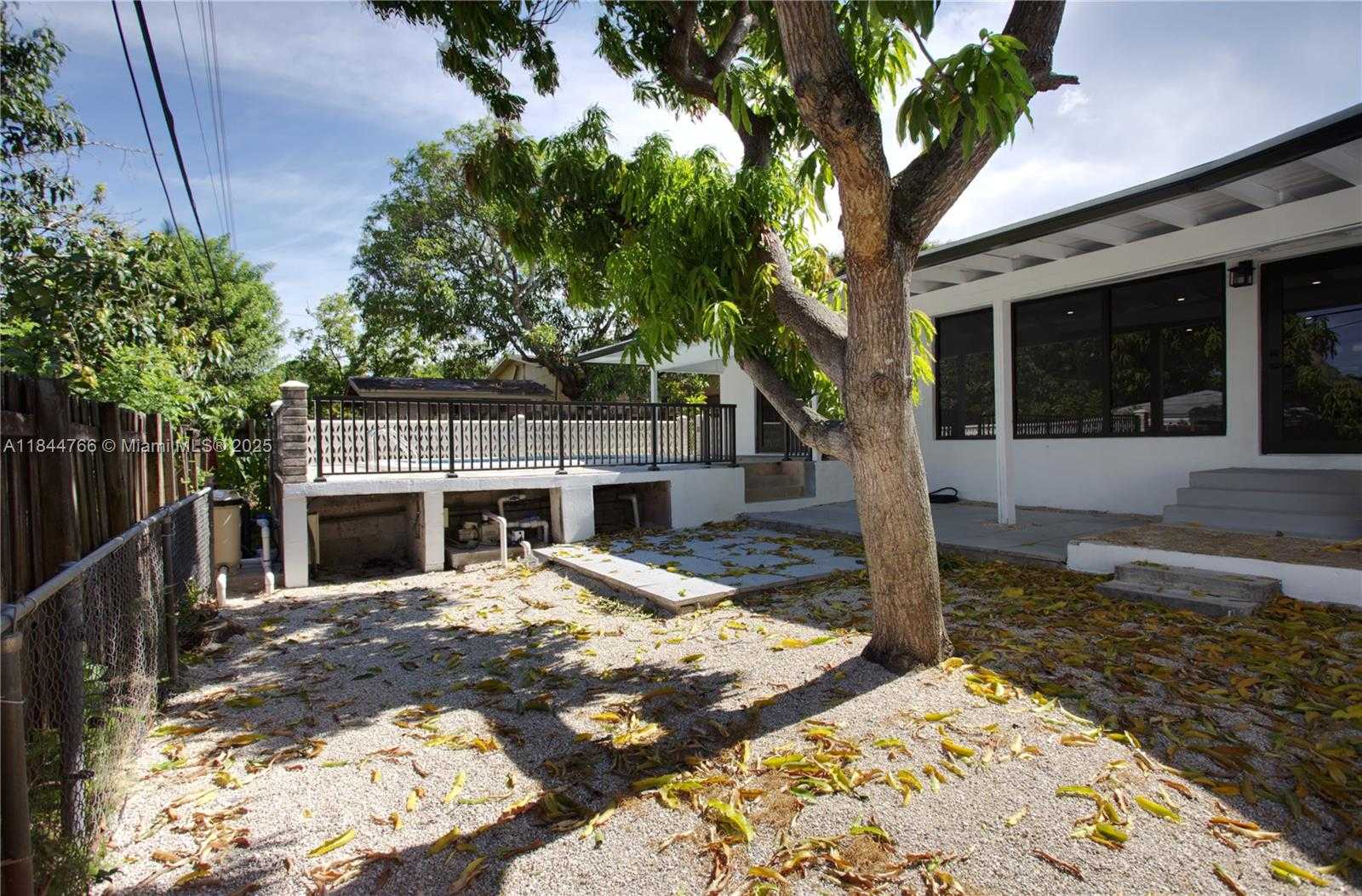 Small Image of 12905 NORTH MIAMI AVE, North Miami Number 40