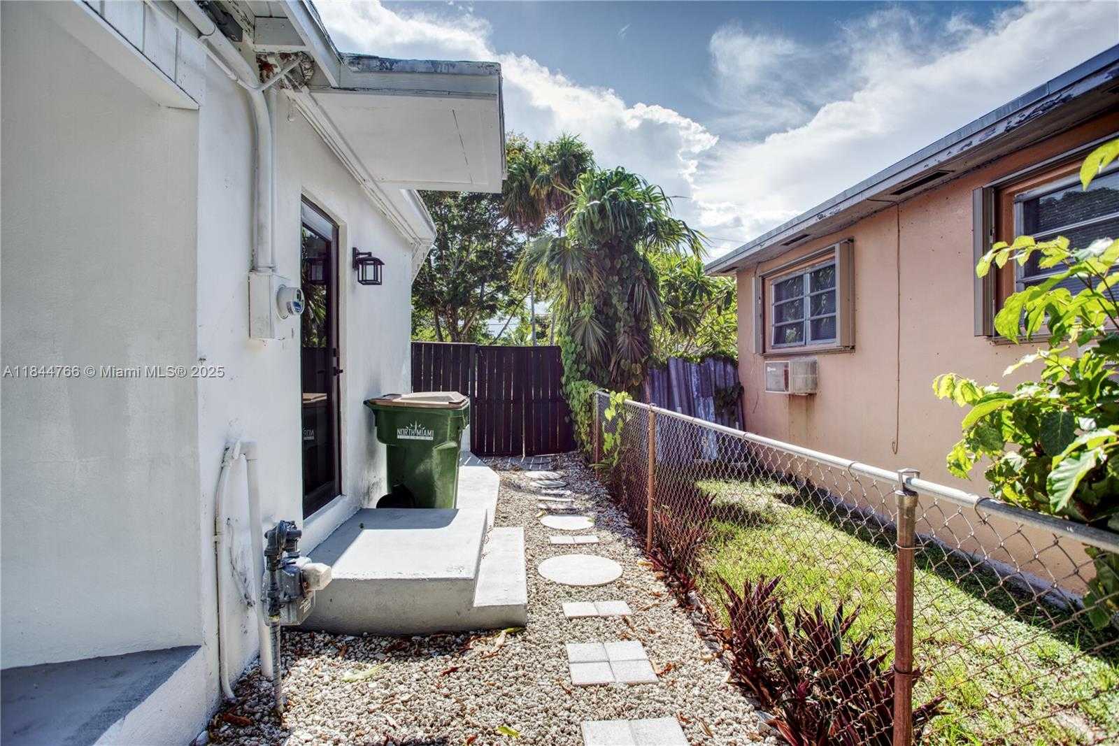 Small Image of 12905 NORTH MIAMI AVE, North Miami Number 42