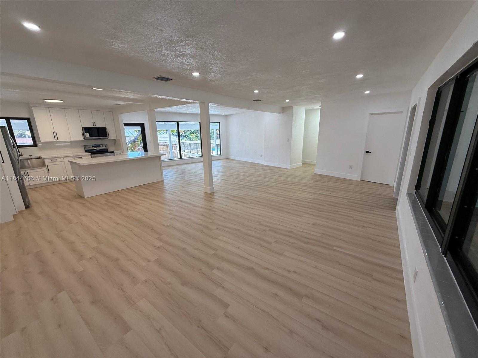 Small Image of 12905 NORTH MIAMI AVE, North Miami Number 6