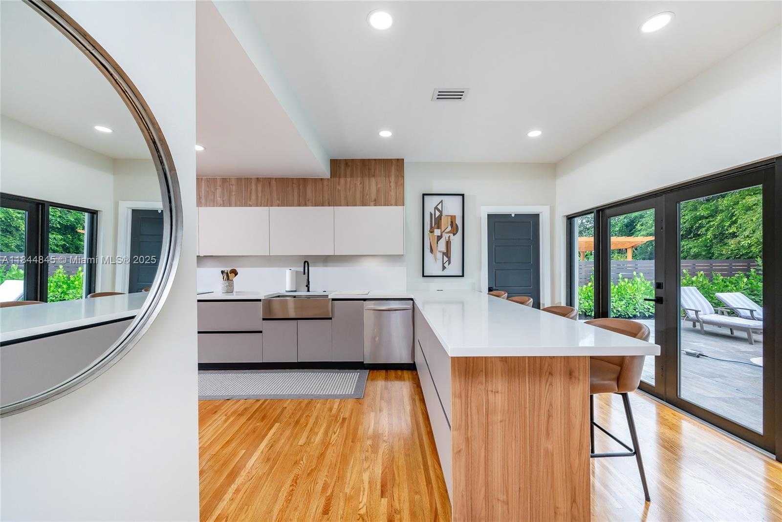 Small Image of 117 SOUTH ROYAL POINCIANA BLVD, Miami Springs Number 10