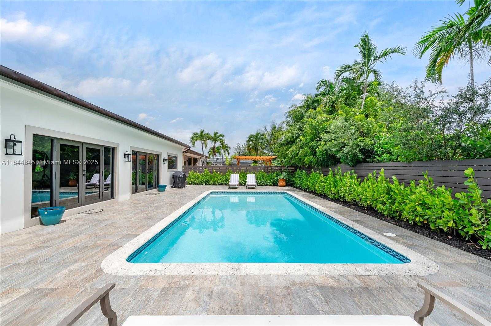 Small Image of 117 SOUTH ROYAL POINCIANA BLVD, Miami Springs Number 3